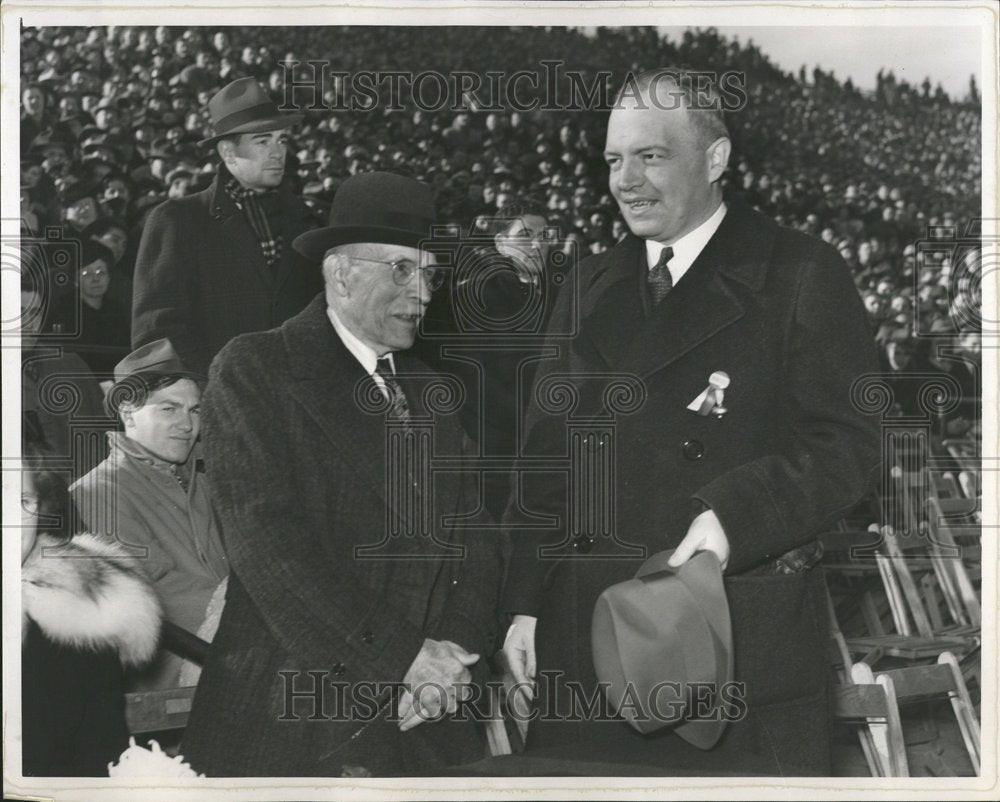 1939 Dickerson and Stassen at games - Historic Images