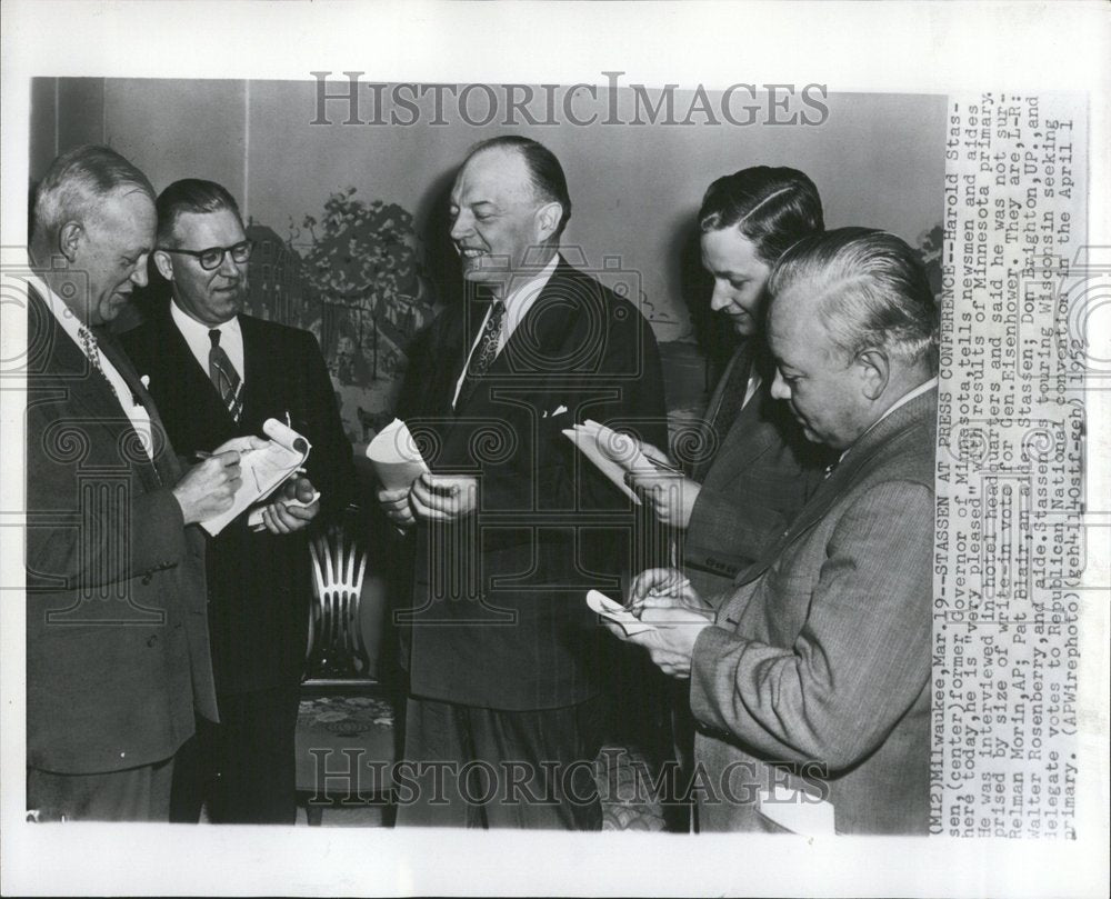 1952 Harold Stassen talks w/newsmen &amp; aides - Historic Images