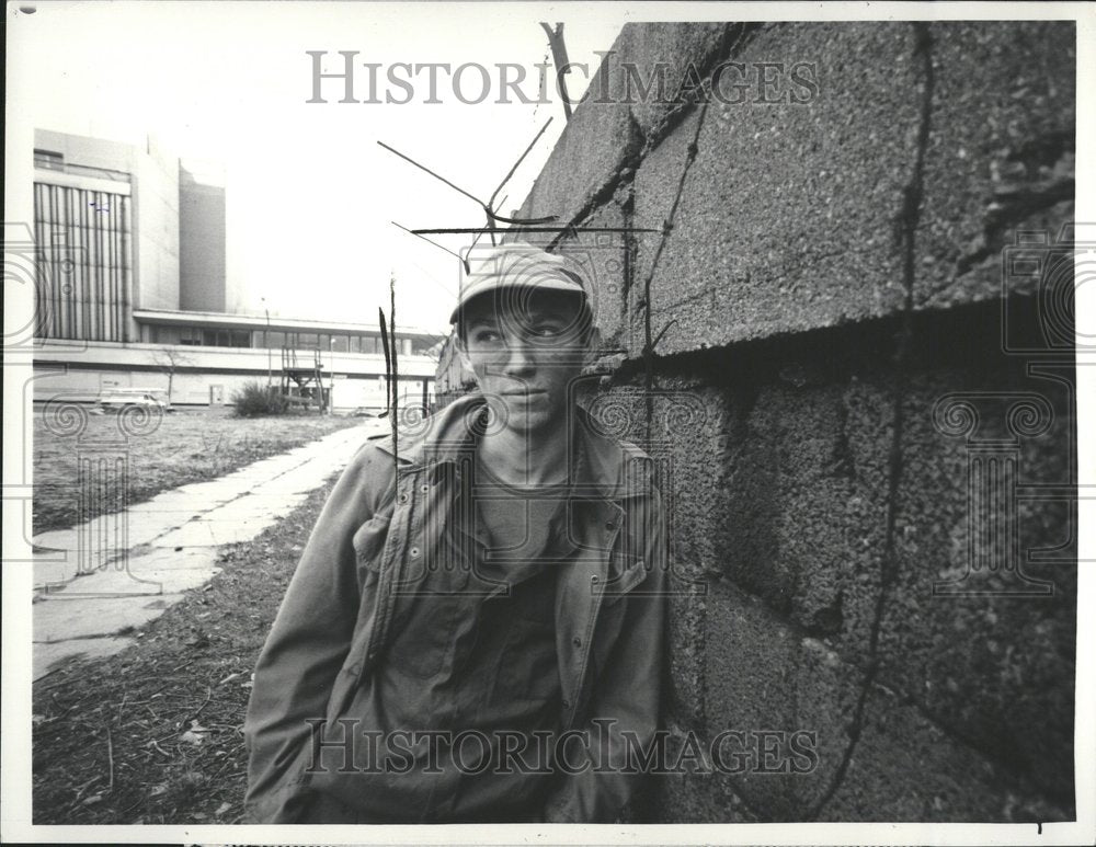 1984 Close-up caption, Actor Richard Thomas - Historic Images