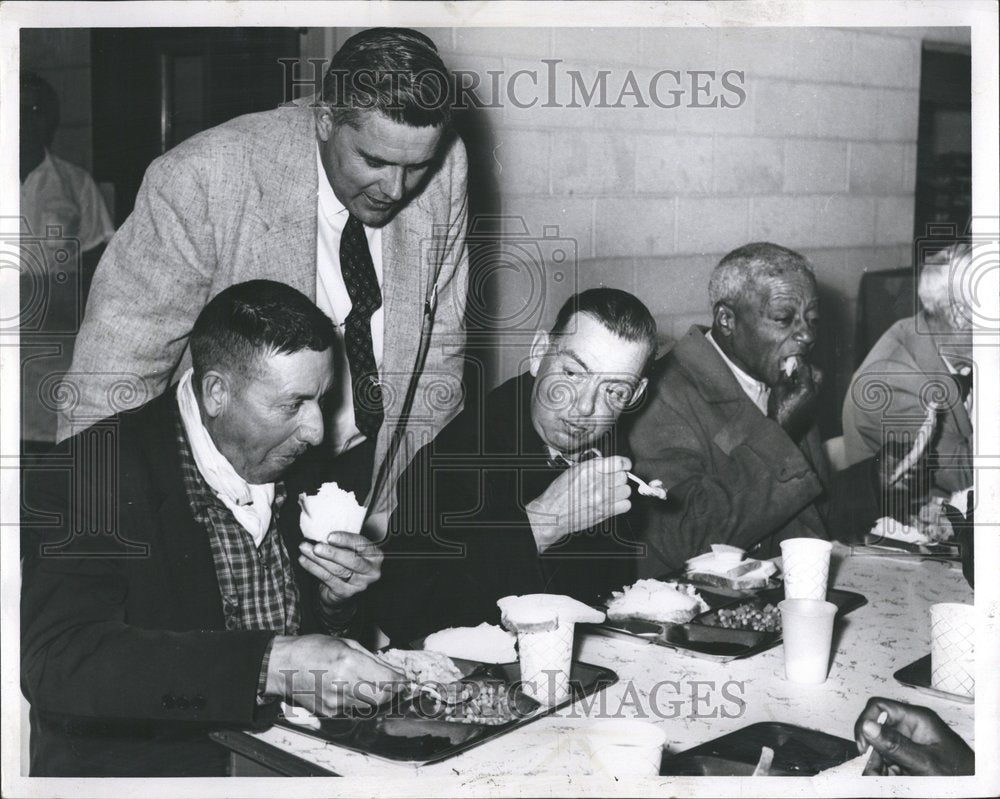 1963 Rev Ken Rescue Thanksgiving Dinner - Historic Images