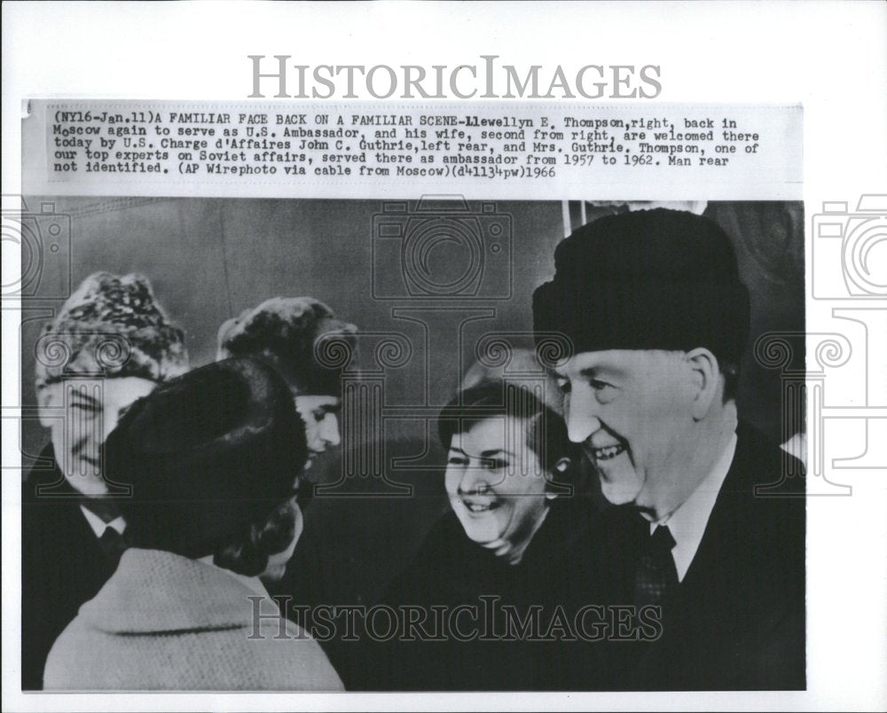 1966 Family Face Back Familiar Llewellyn - Historic Images