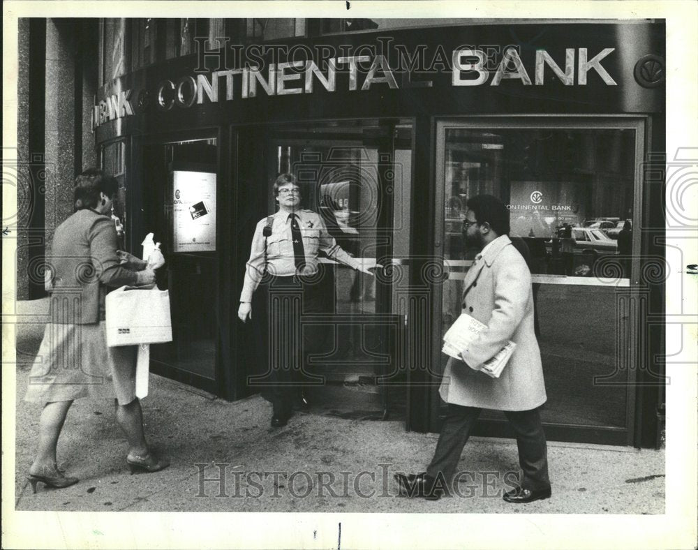 1984 Customers Front Door Continental Bank - Historic Images