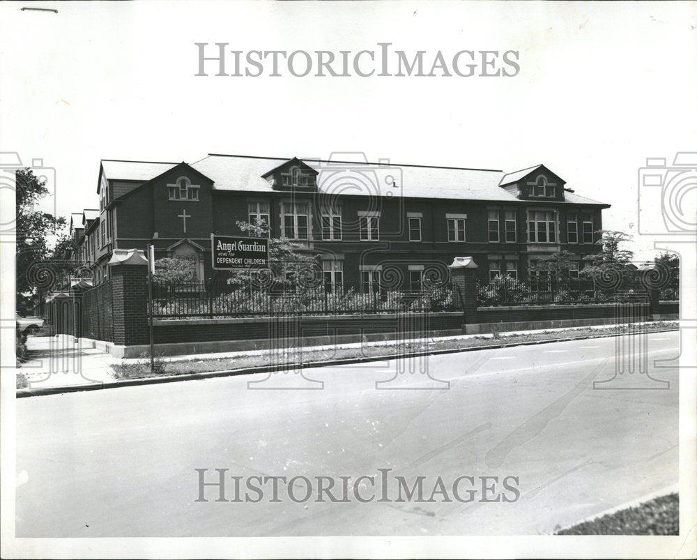 1975 Leaky Roof Drury Story Old St Henrys - Historic Images