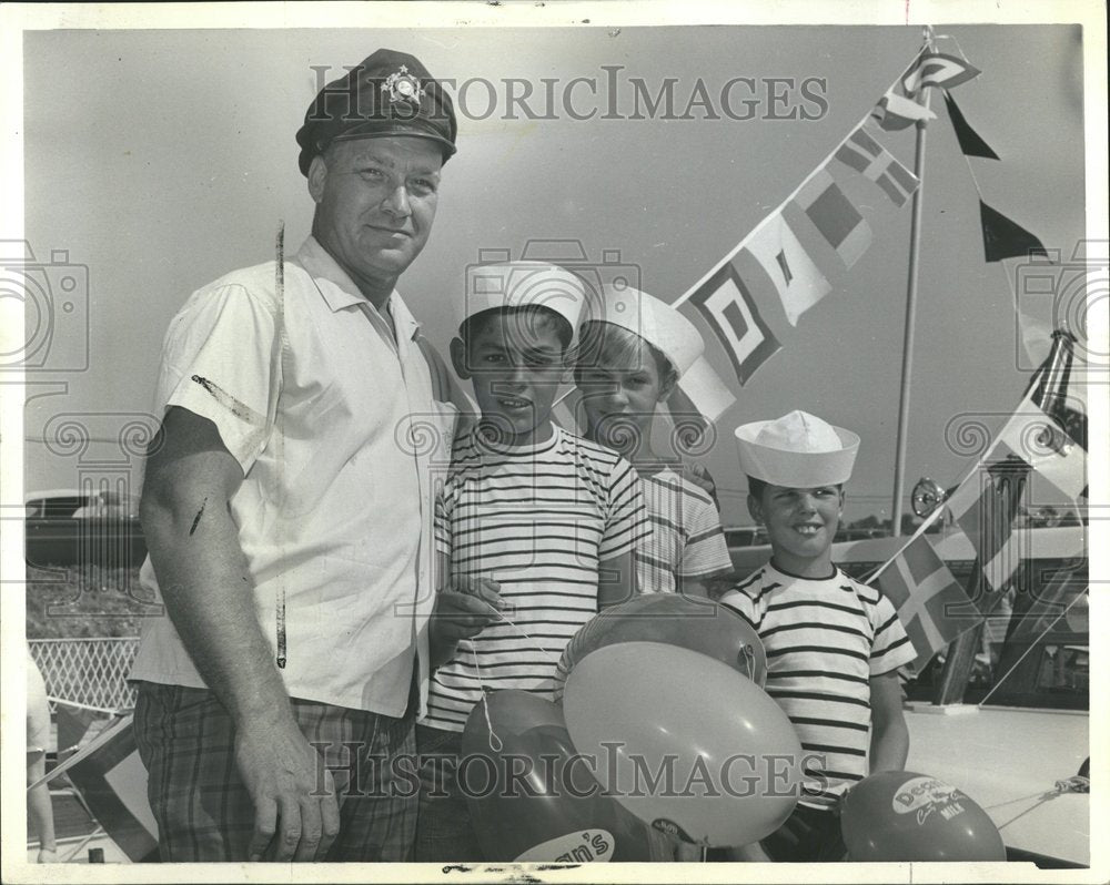 1965 Joliet Clubs Fete Orphans Youngsters - Historic Images