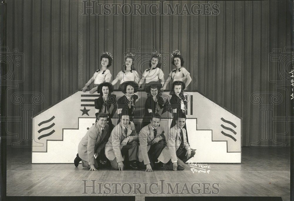 1942 People Group Entertainers Show Chicago - Historic Images