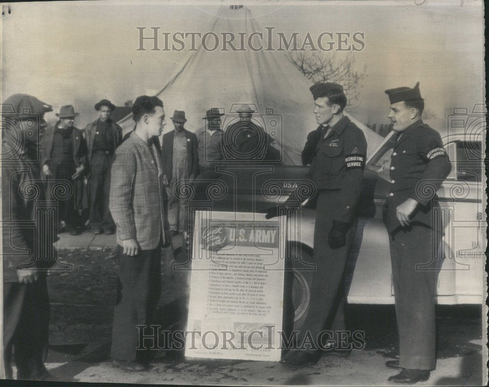 1946 Picking Recruiter Sergents Alert Army - Historic Images