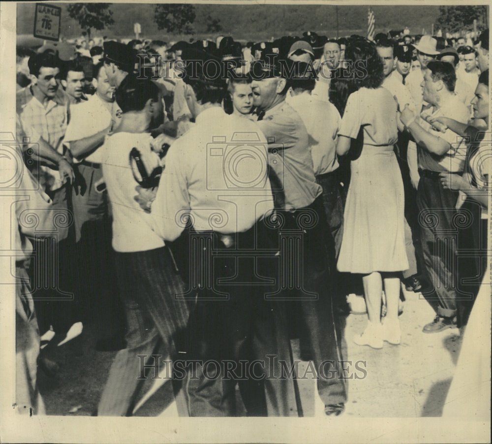 1948 Picktes Police Scuffle Pickeets Univis - Historic Images