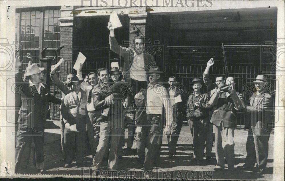 1949 Goodrich Strike Pickets Ends - Historic Images