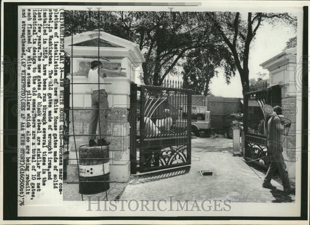 1976 White House Gates Solid Steel Workmen - Historic Images