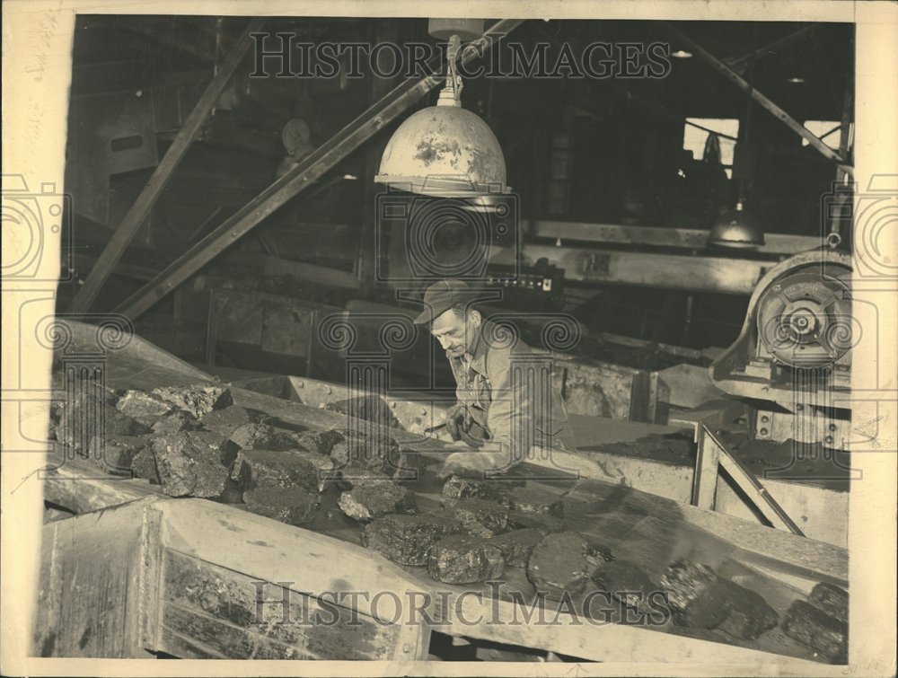 1942 Coal Mine Worker Sorting Rocks - Historic Images