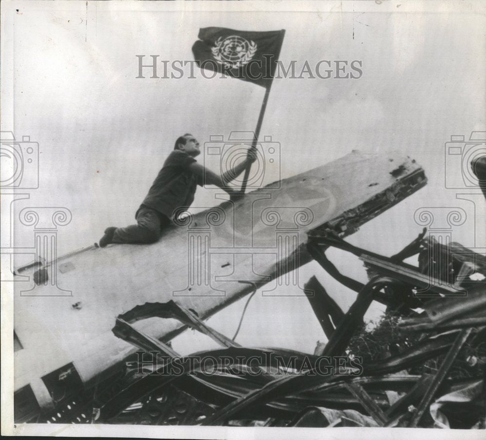 1951 Sgt. John F. Hennig plant UN flag Yak - Historic Images