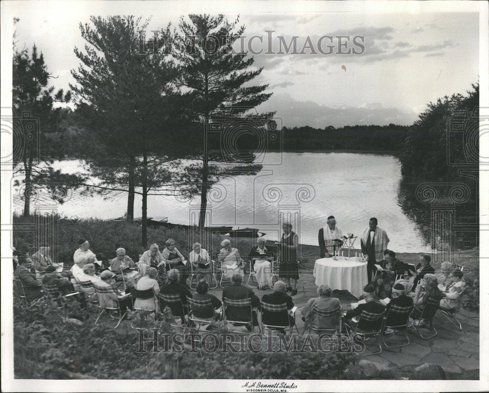 1957 Jews Hold Service At Wisconsin Dells - Historic Images