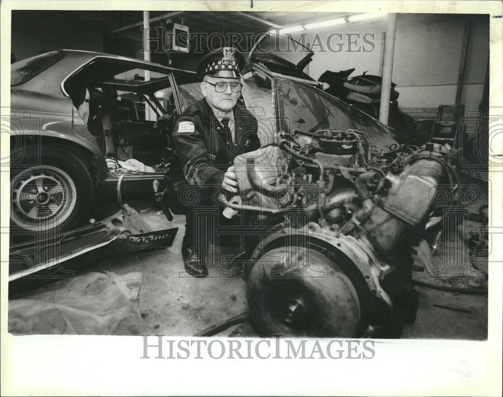 1986 Evidence technician Thomas Walsh looks - Historic Images