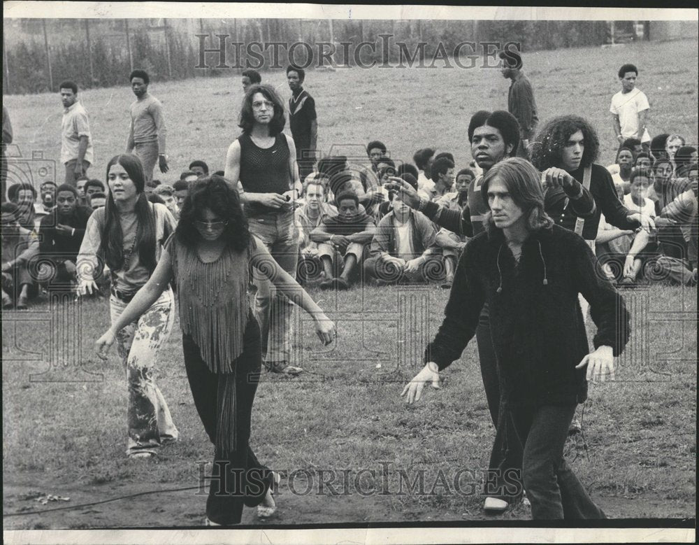 1970 Hair Musical Cast Performs To Inmates - Historic Images