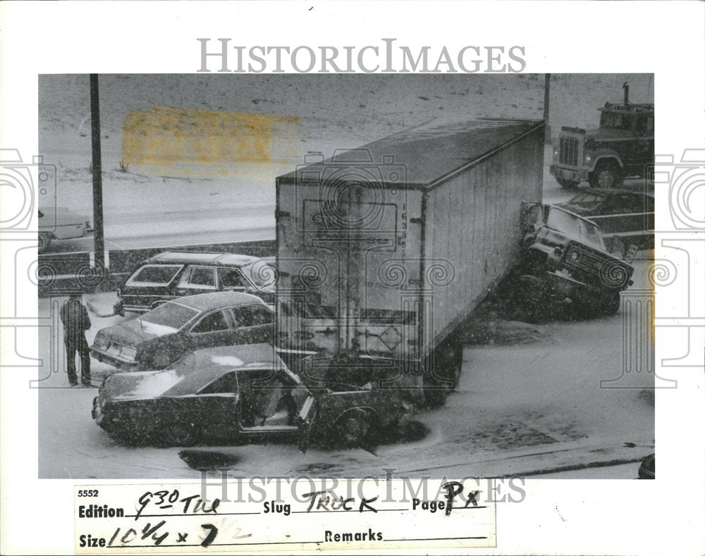 1963 Auto Accident Detroit 18 Wheeler - Historic Images