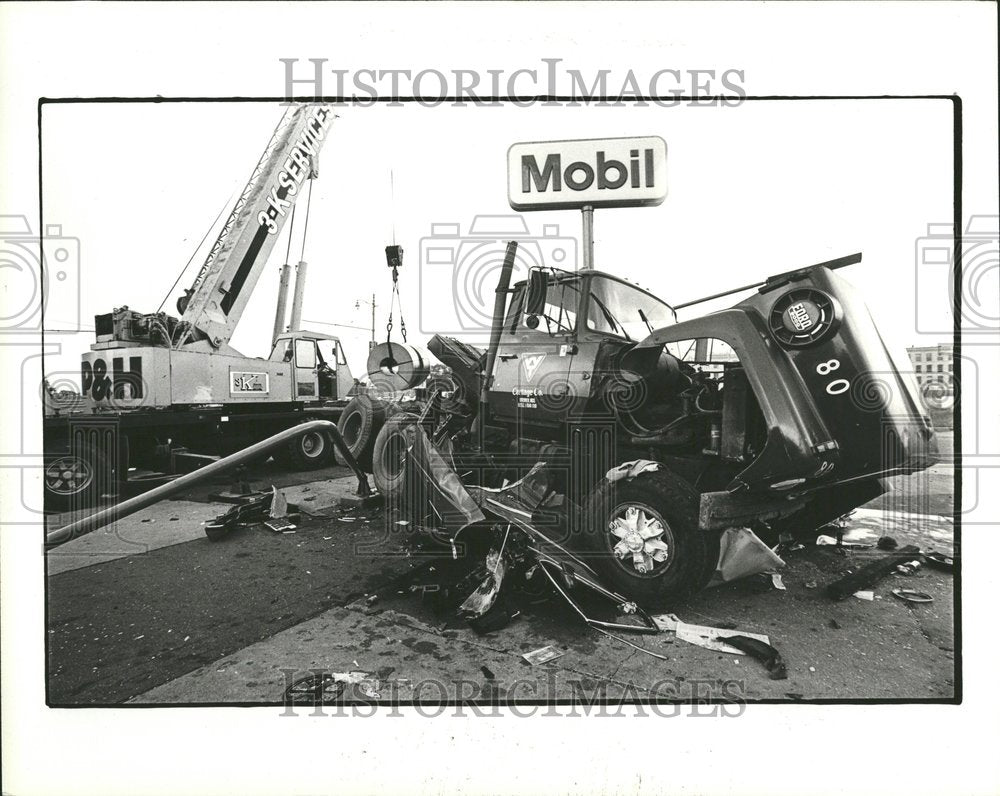 1981 Steel Truck Car Accident Ford Freeway - Historic Images