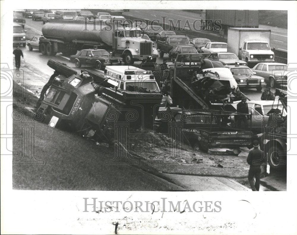 1985 Truck Car Accident Ford Freeway Mich - Historic Images