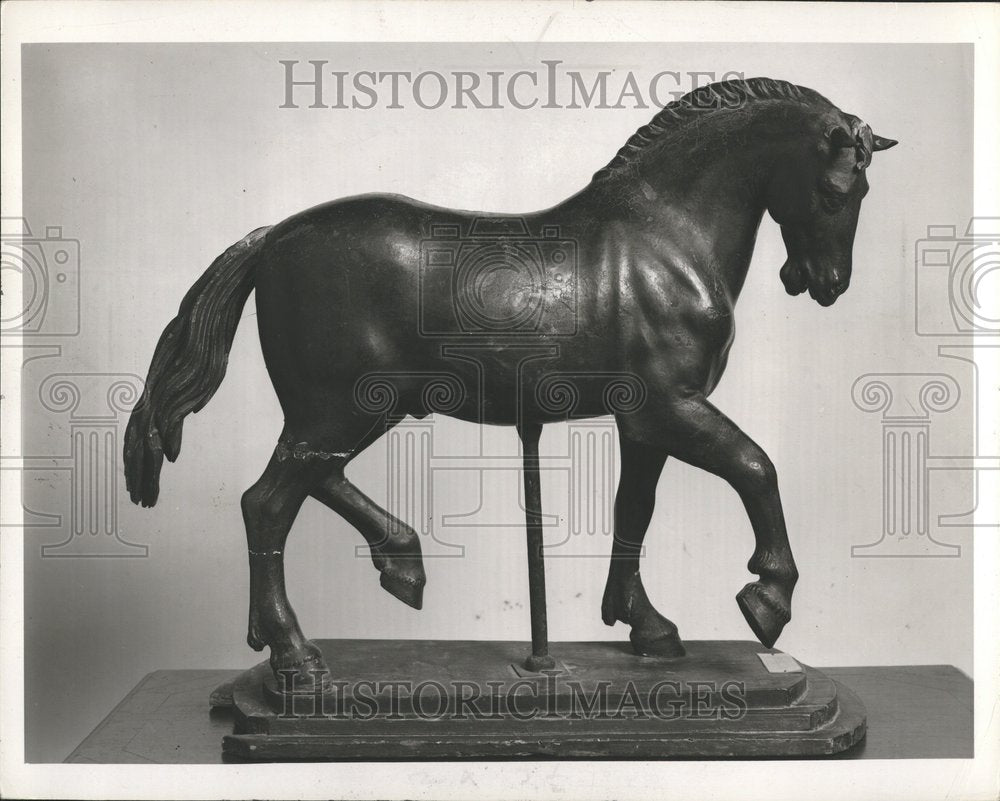 1985 Walking Horse Sculpture Ford - Historic Images