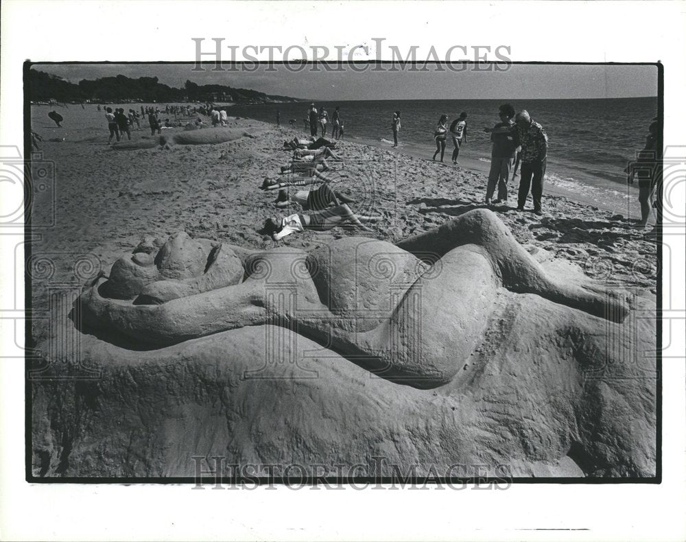 1981 Reclining Frogs Sand Art Youth Group - Historic Images