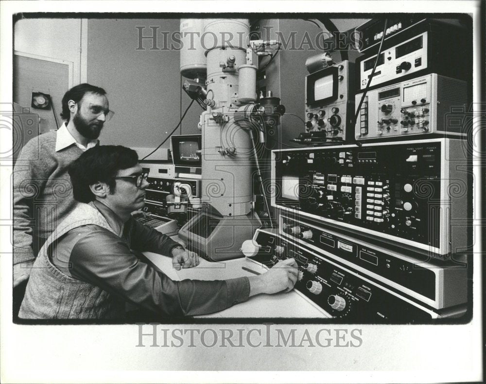 1985 Eric B Steel John Steel Lab Technician - Historic Images