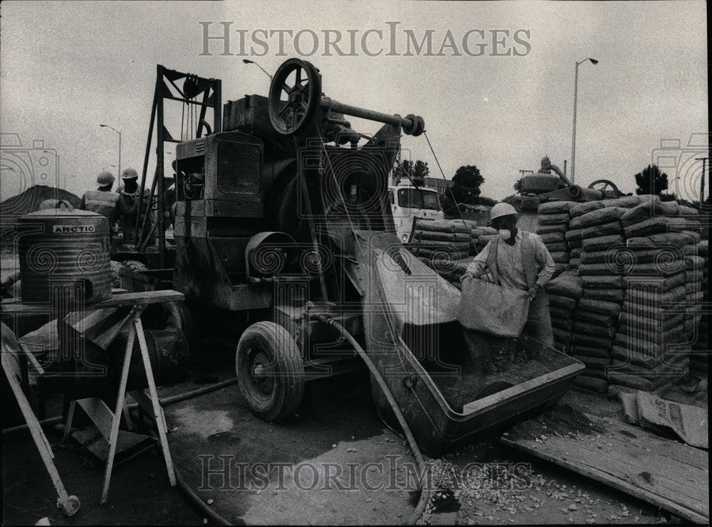 1974 Workers Concrete Mixture Dan Hyan - Historic Images