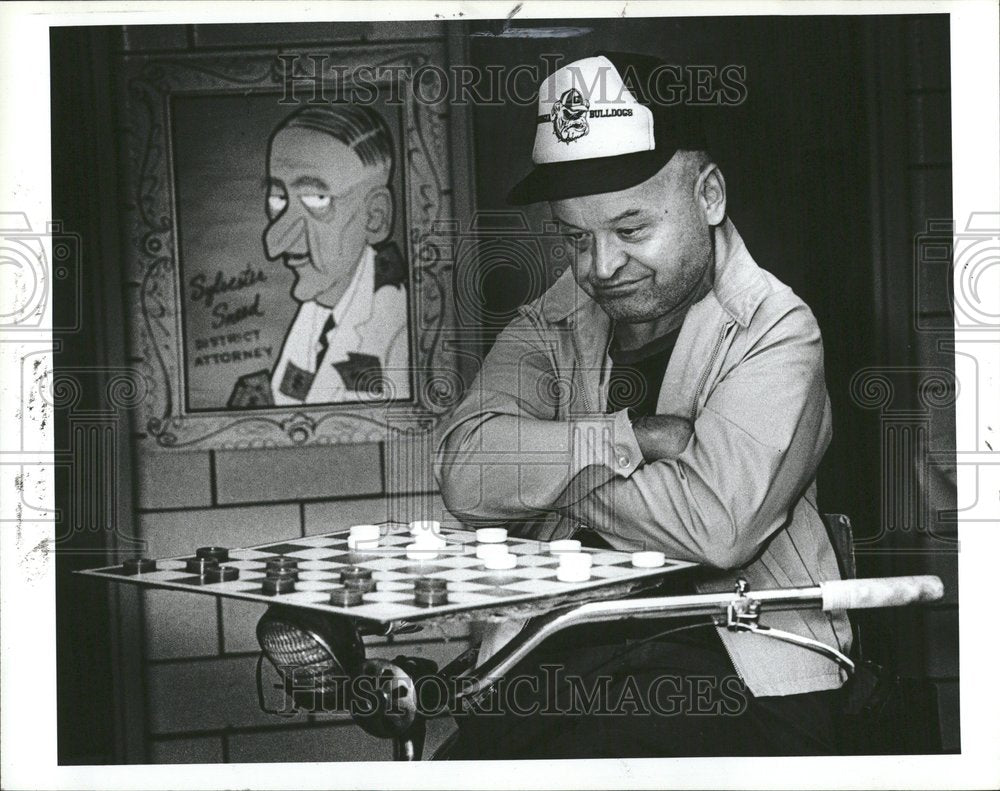 1982 Richard Gish Waits For Checkers Mate - Historic Images