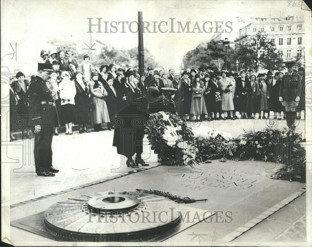 1941 Detroit Woman Mourns Soldiers - Historic Images