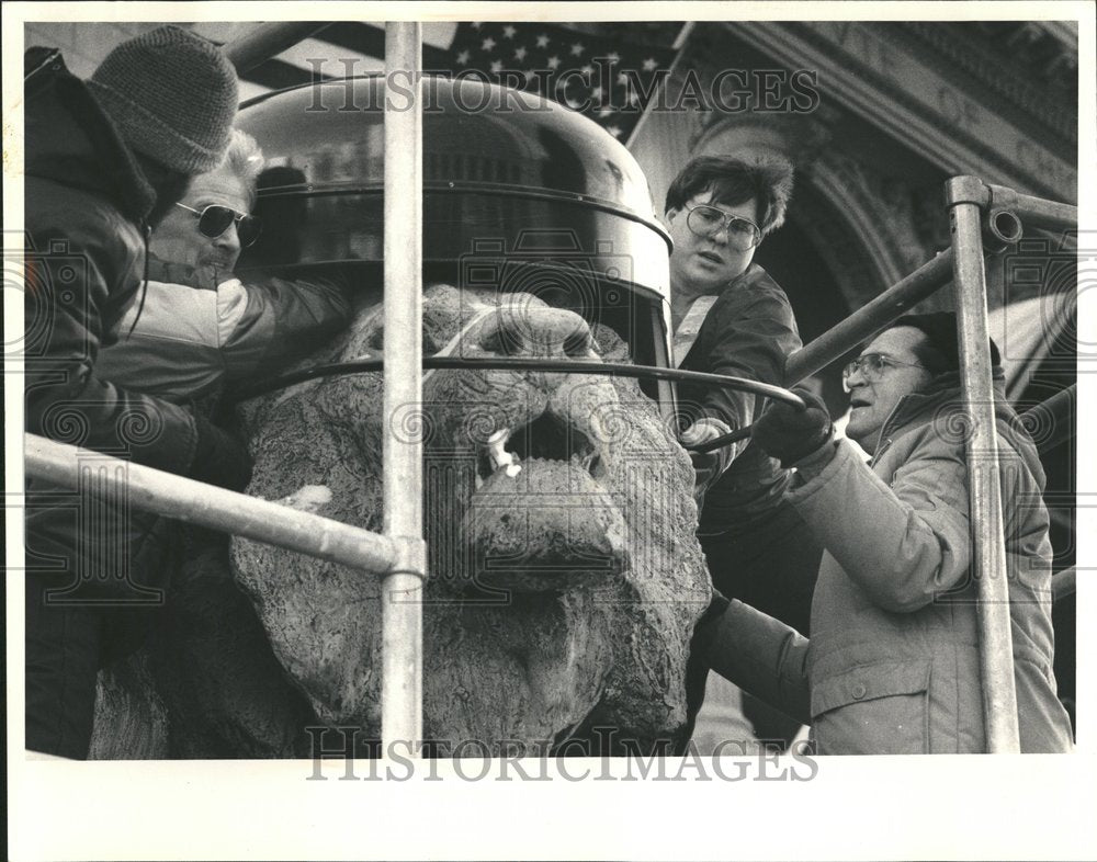 1986 Worker Chicago Institute Wrestle Head - Historic Images