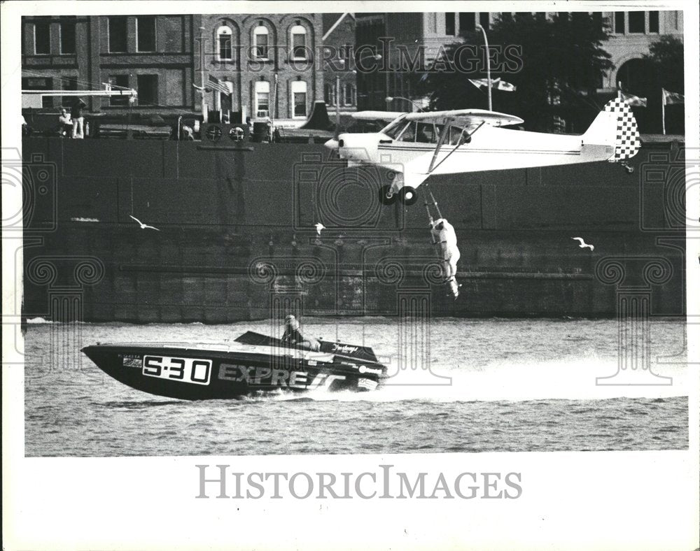 19880 Freedom Festival Detroit River Grabe - Historic Images