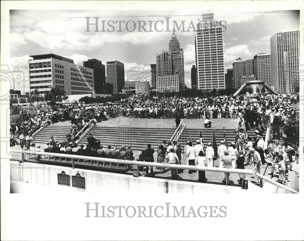 1981 Open Freedom Festival Hart Plaza Mob - Historic Images