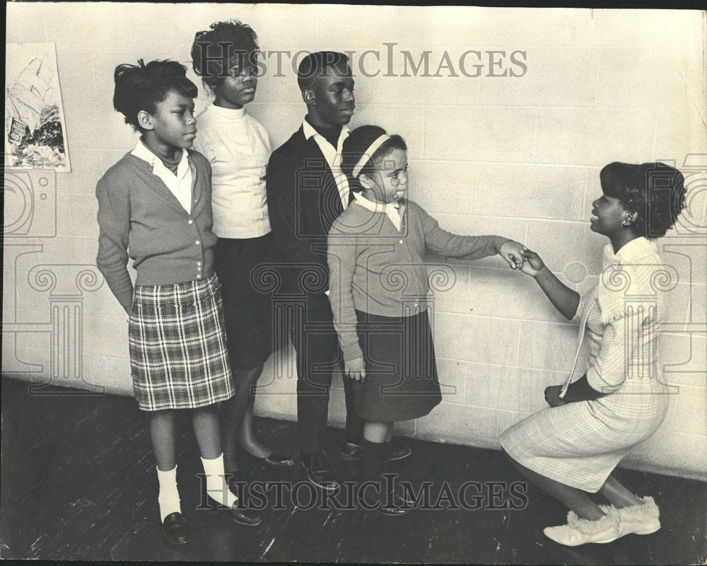 1966 Ira Lake shows siblings king greetings - Historic Images