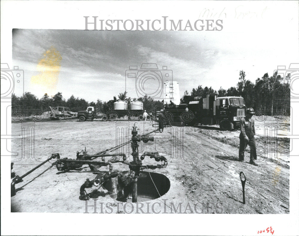 1990 workers clean pipeline/natural gas - Historic Images