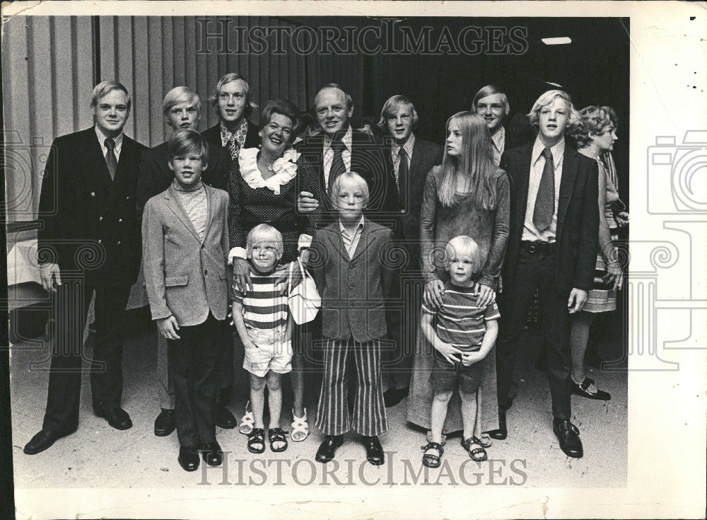 1972 Mr Mrs D Gill 11 Children Large Family - Historic Images