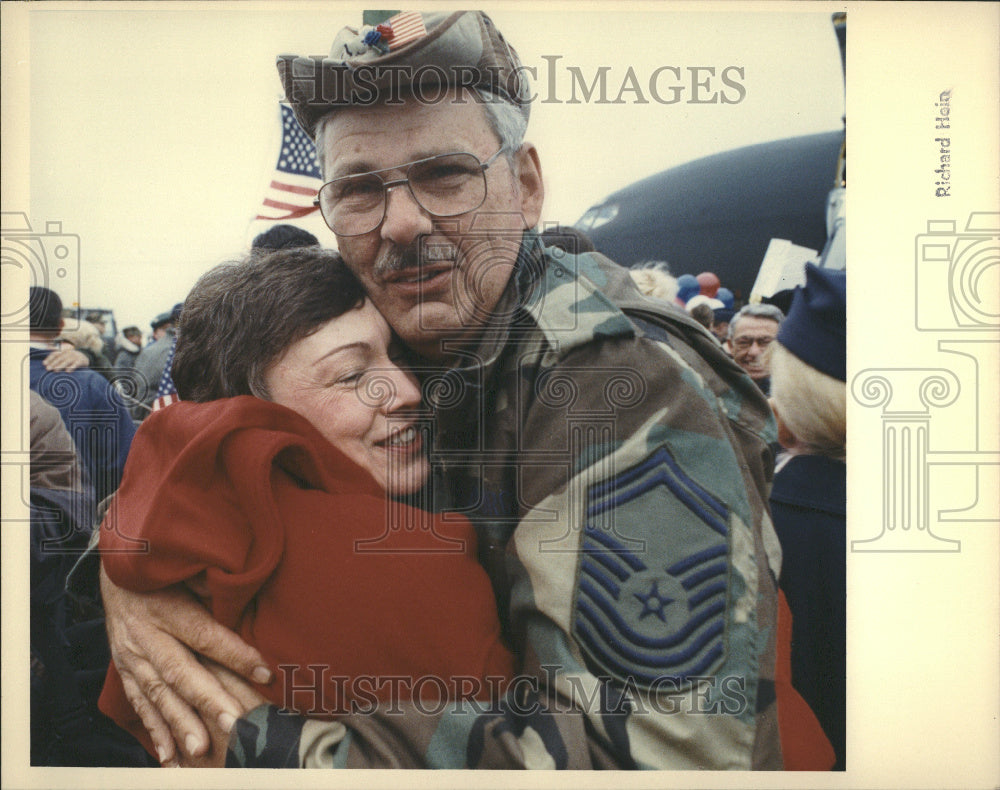 1991 Mary Lou Dalton hugs her husband Warre - Historic Images