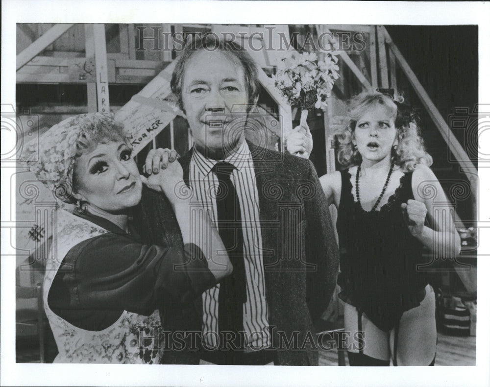 1986 NOISES OFF: Noel Harrison with ladies - Historic Images