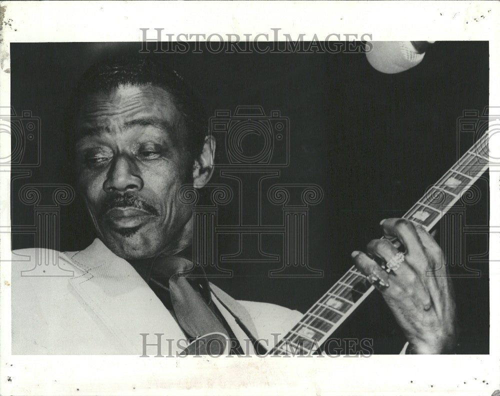 1988 Willie D. Warren playing guitar. - Historic Images