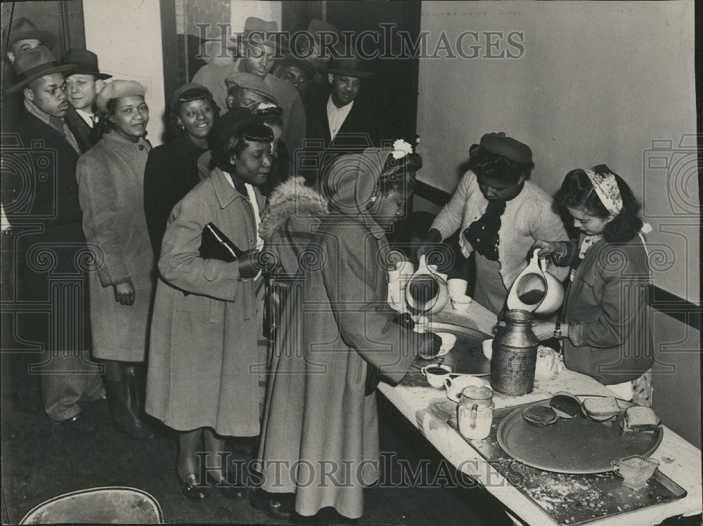 1948 Settlement Lunch Picketers Break - Historic Images