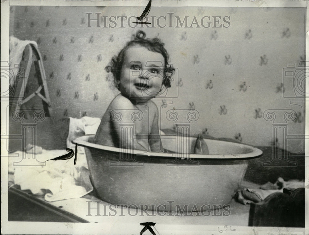 1938 Press Photo Baby Taking A Bath Photography - Historic Images