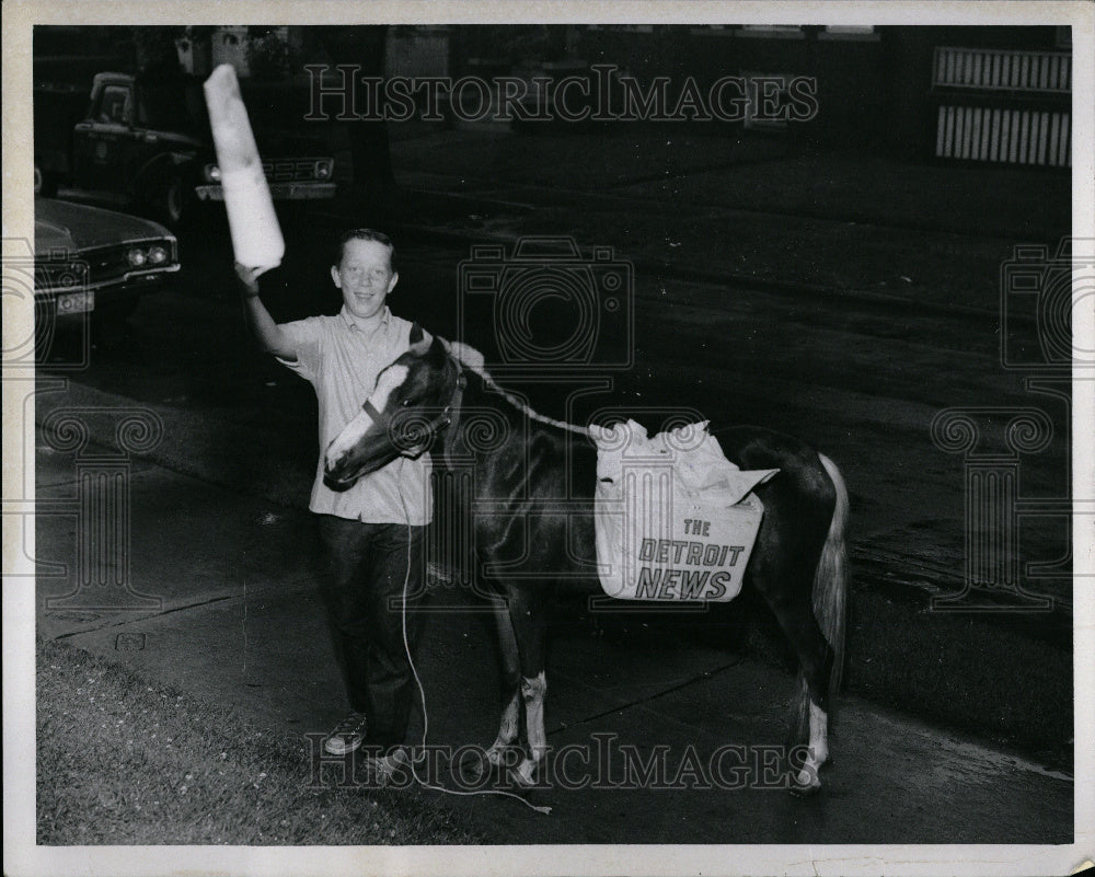 1970 John Bush Detroit News Carries Horse - Historic Images