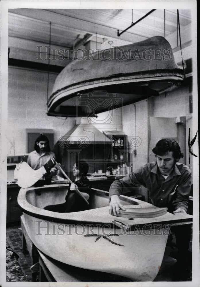 1971 High School Students Make Canoe - Historic Images