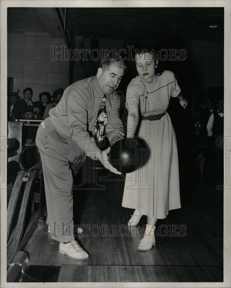 1950 Bowler Teaches Young Woman Techniques - Historic Images