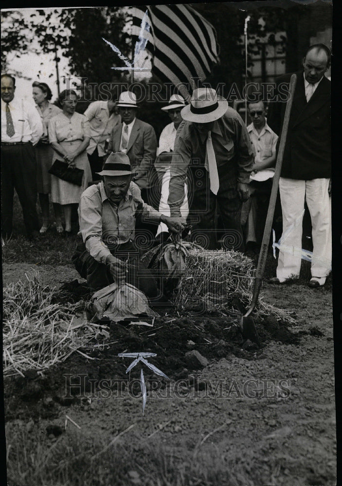 1943 Fred Albright &amp; Marton Purtel Planting - Historic Images