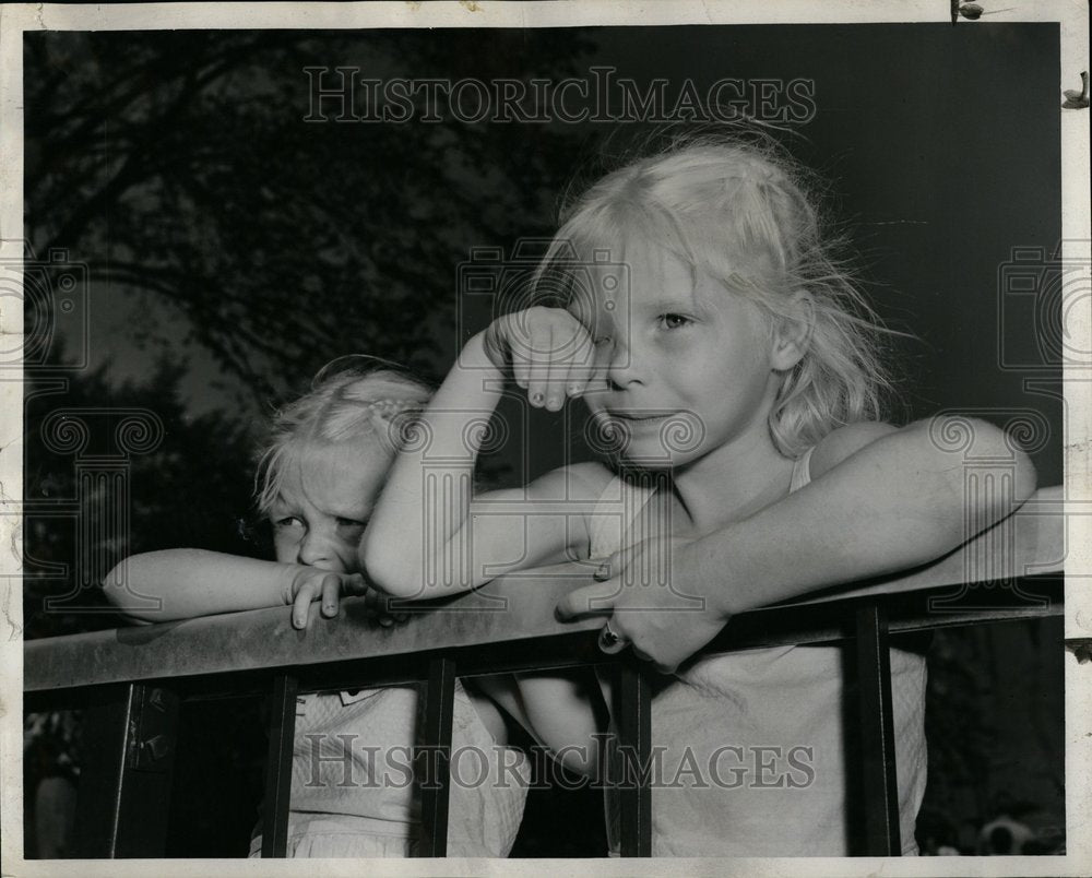 1953 Girl cries about death of Mei-Lan - Historic Images