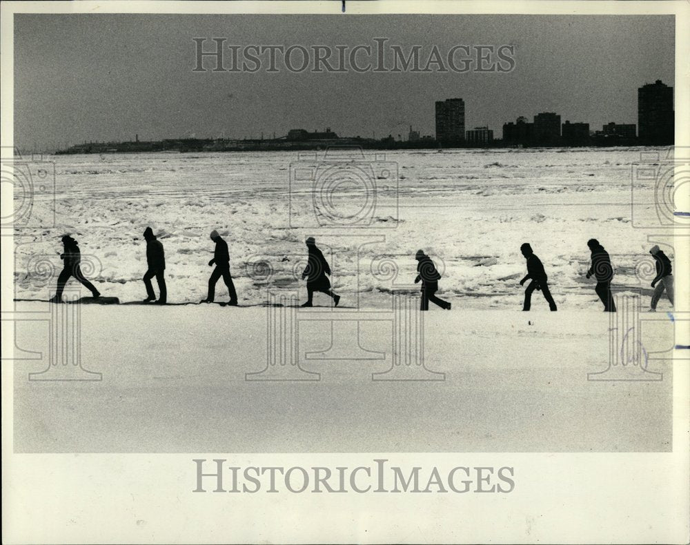 1985 200 Students Yoga Salute Sun Lakefront - Historic Images