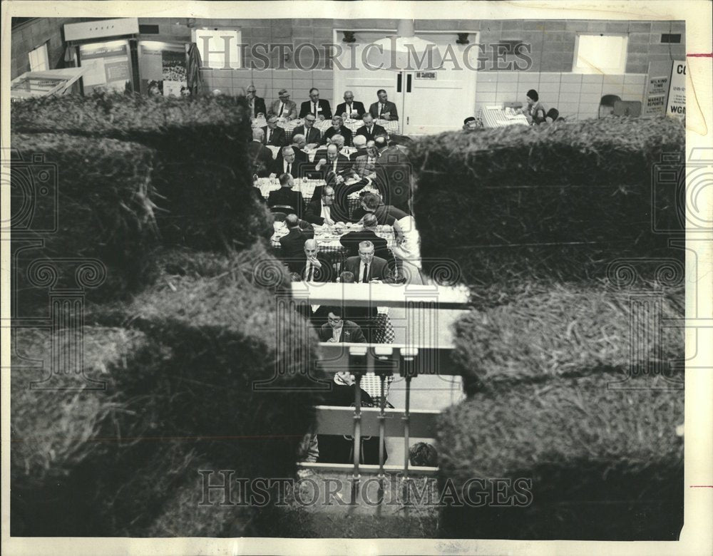 1964 City Linncoln Parks Zoo Barn Braekfast - Historic Images