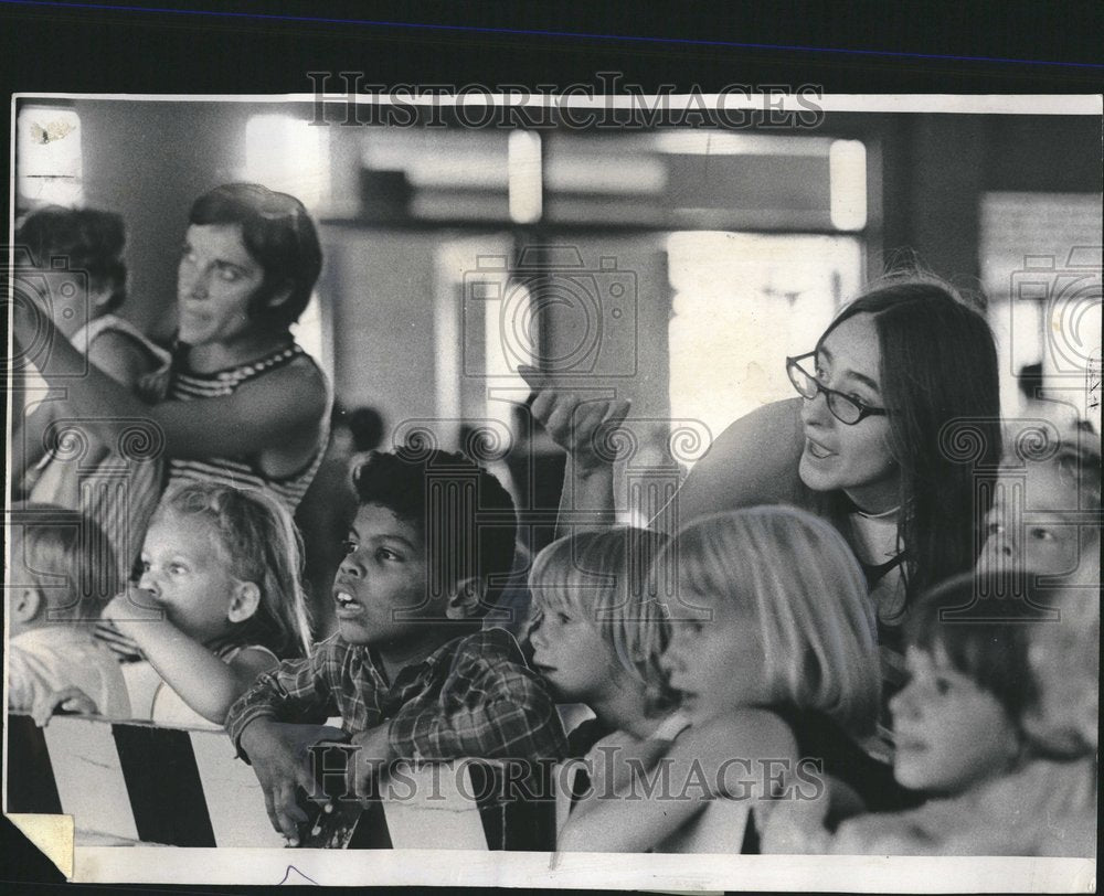 1970 Children Watching Mumbi Gorilla Baby - Historic Images