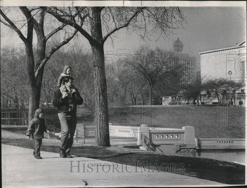 1971 Family Enjoys Shedd Aquarium Chicago - Historic Images