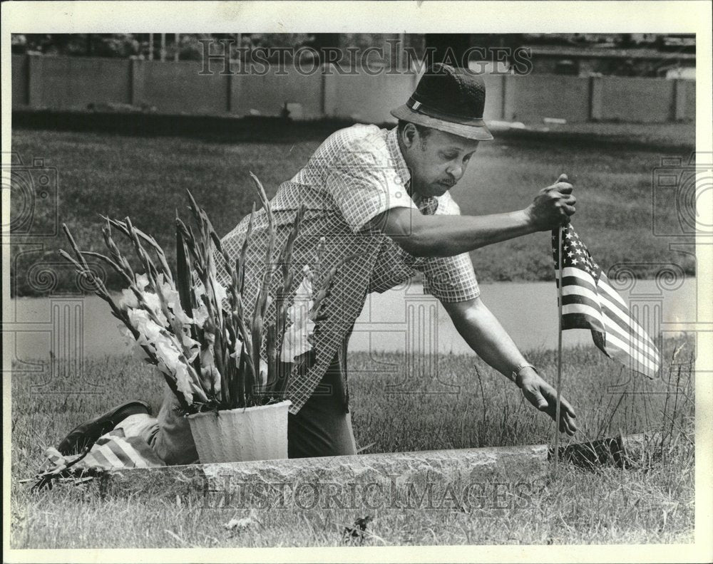 1982 Memorial Day Weekend Graves Flags - Historic Images