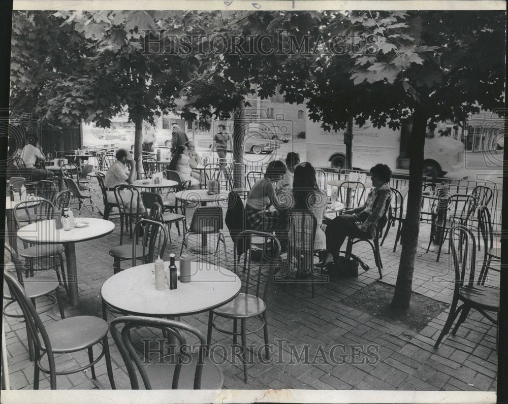 1973 Customers Melvins Drinks Forbids Cafes - Historic Images