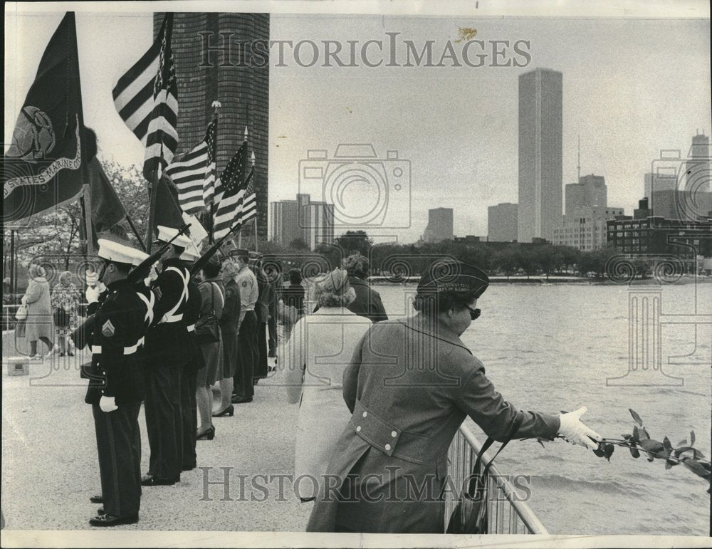 1974 Gold Star Mother Tribute Roses Lives - Historic Images